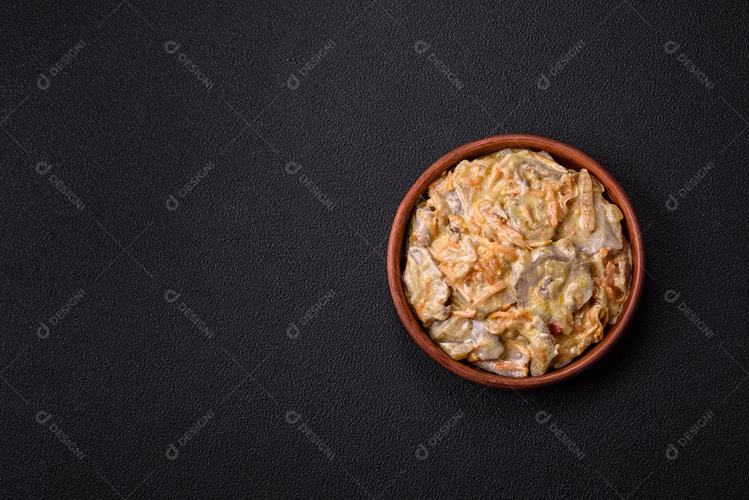 Deliciosa comida com molho branco sobre uma tigela