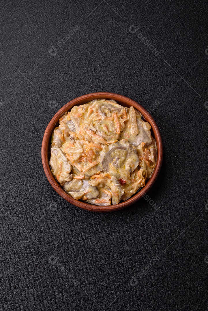 Deliciosa comida com molho branco sobre uma tigela