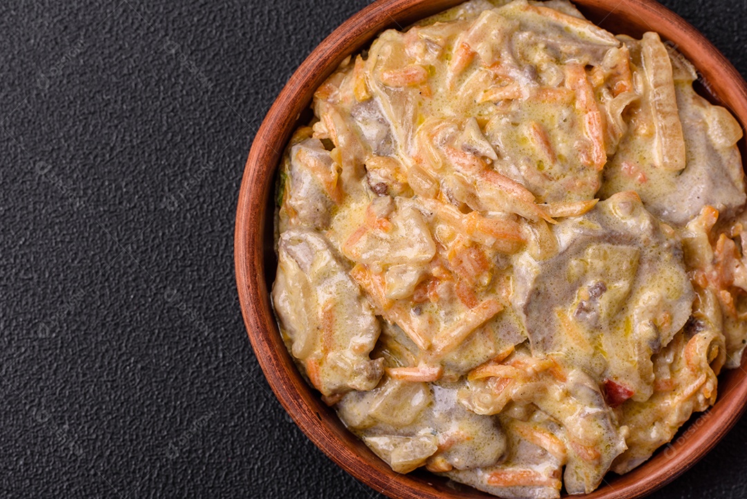 Deliciosa comida com molho branco sobre uma tigela