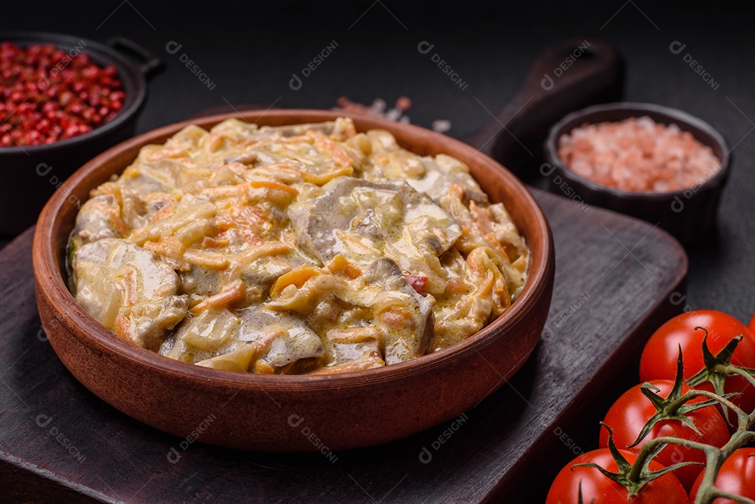 Deliciosa comida com molho branco sobre uma tigela