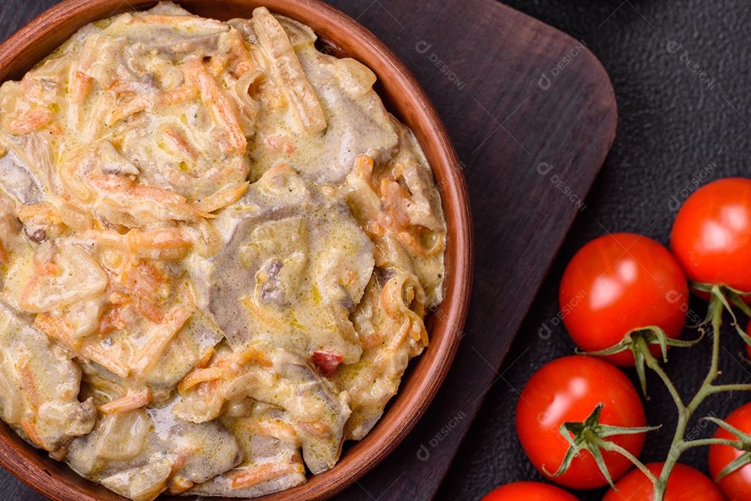 Deliciosa comida com molho branco sobre uma tigela