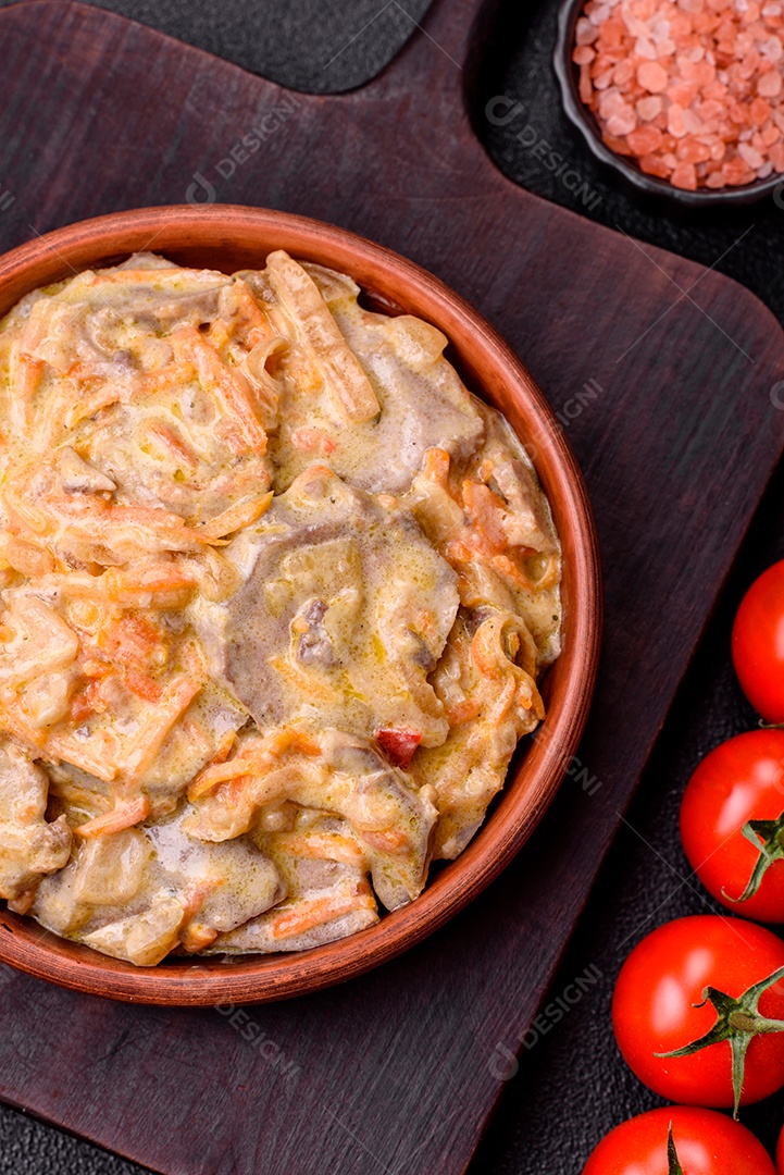 Deliciosa comida com molho branco sobre uma tigela
