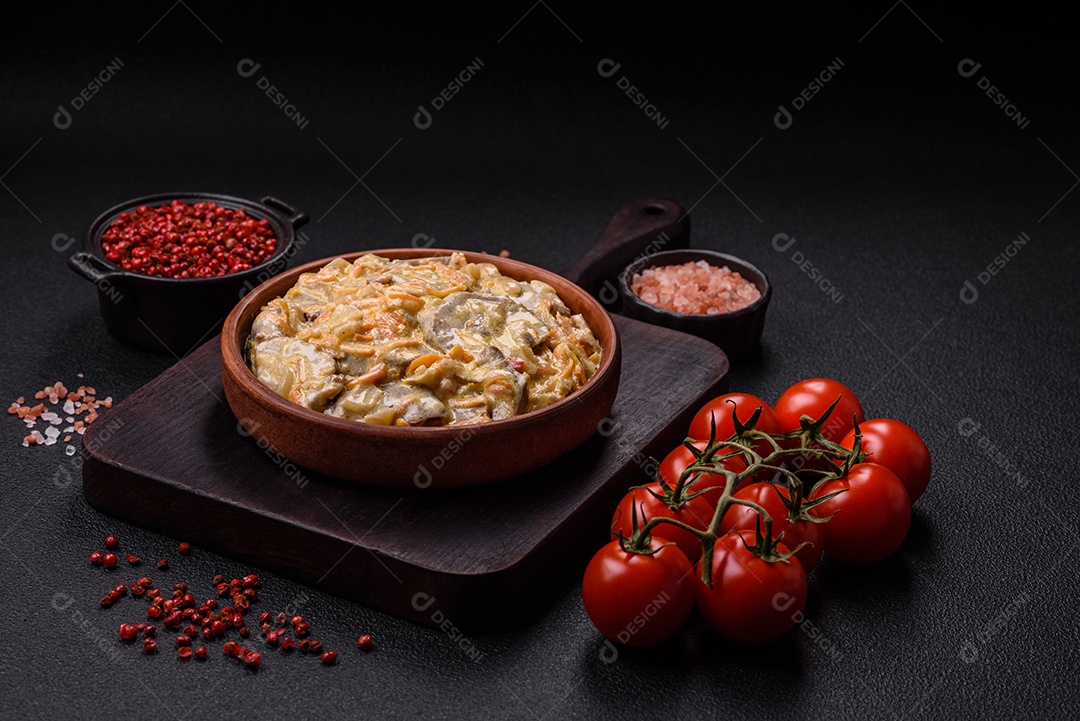 Deliciosa comida com molho branco sobre uma tigela