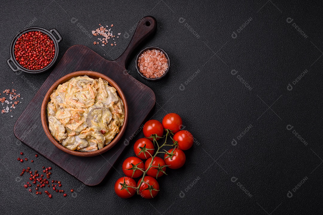 Deliciosa comida com molho branco sobre uma tigela