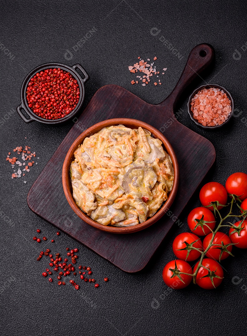 Deliciosa comida com molho branco sobre uma tigela