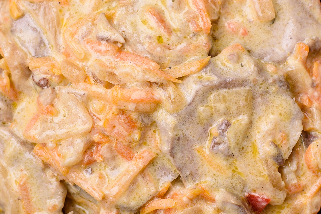 Deliciosa comida com molho branco sobre uma tigela