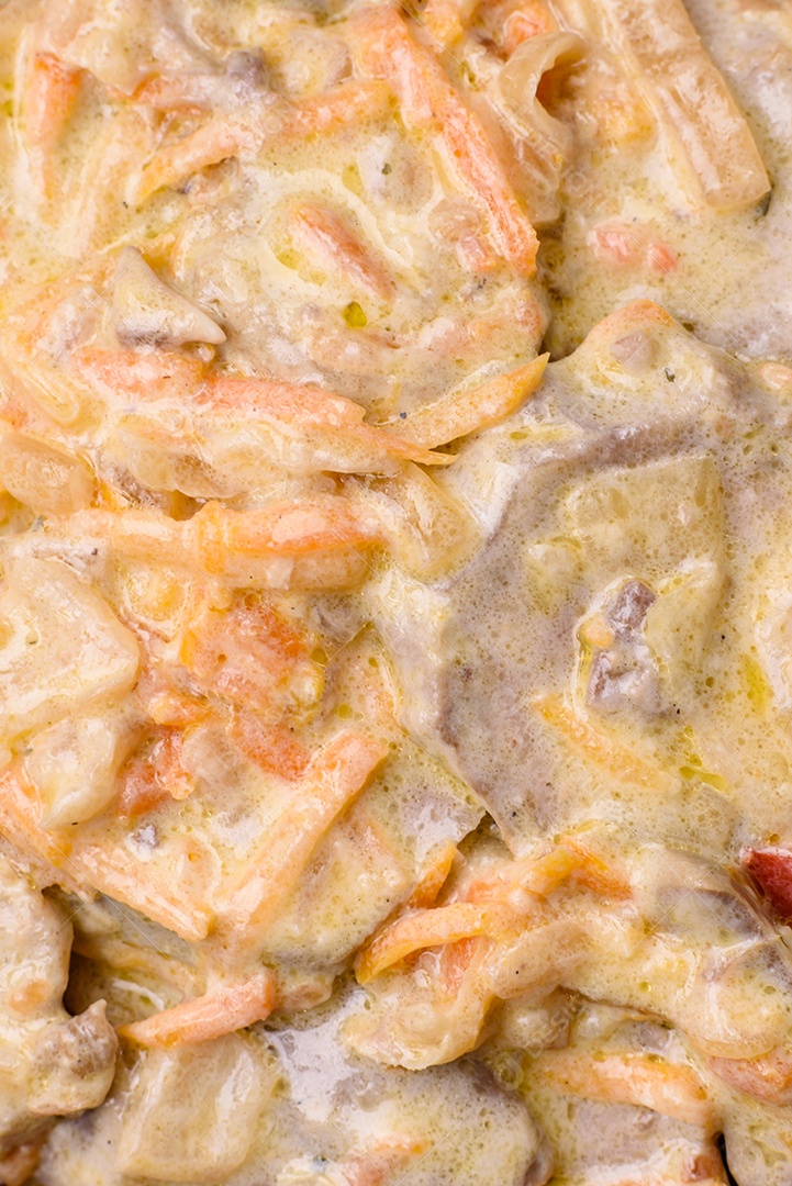 Deliciosa comida com molho branco sobre uma tigela