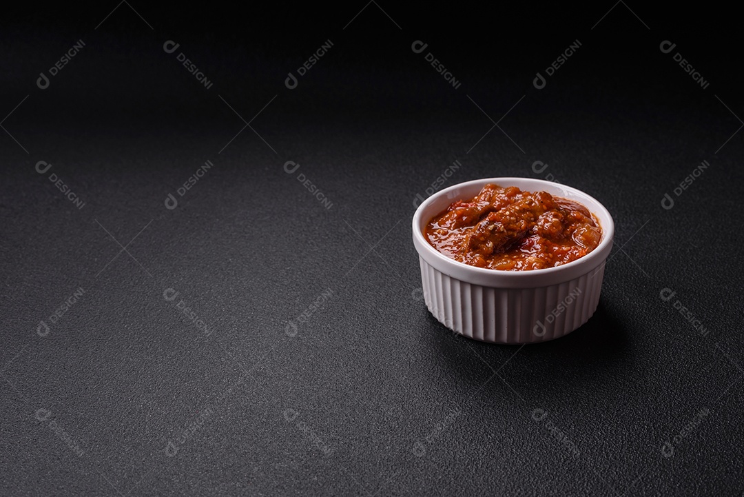 Camarão de cozinha asiática em molho de alho legumes sobre mesa concreto