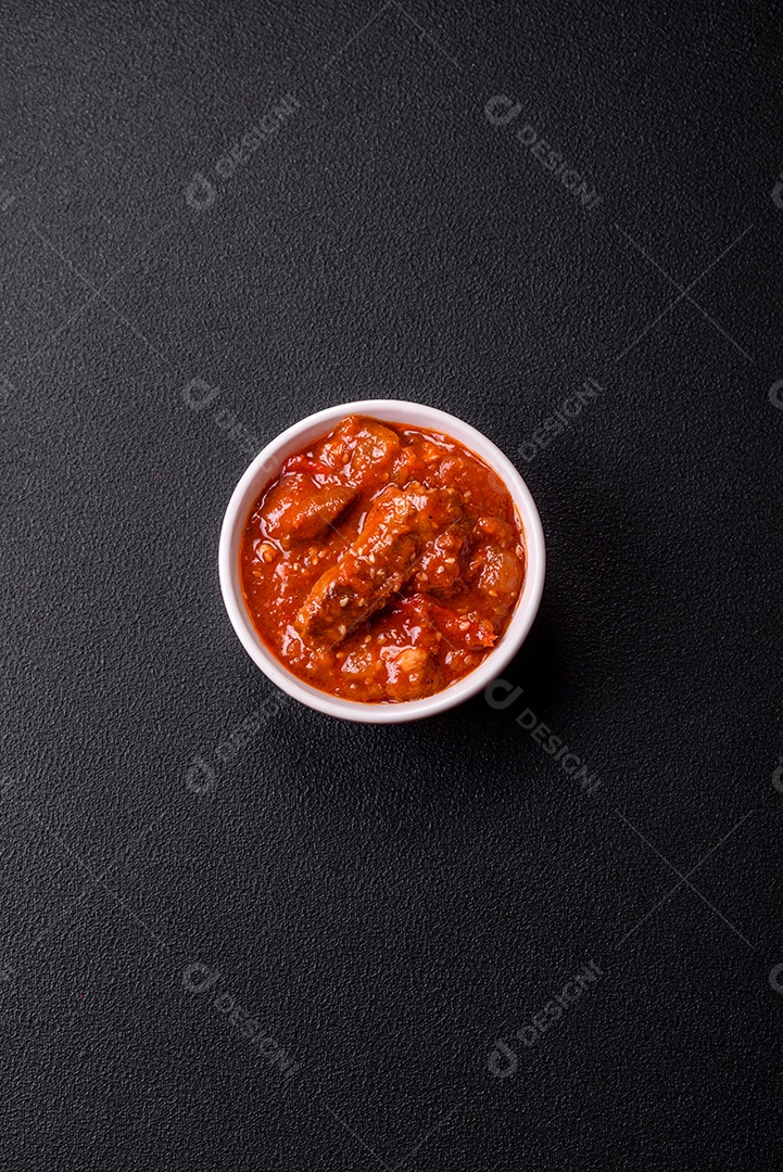 Camarão de cozinha asiática em molho de alho legumes sobre mesa concreto