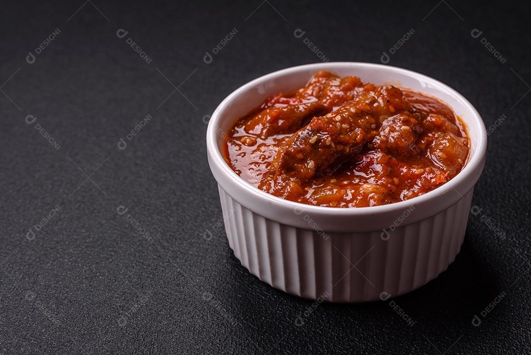 Camarão de cozinha asiática em molho de alho legumes sobre mesa concreto