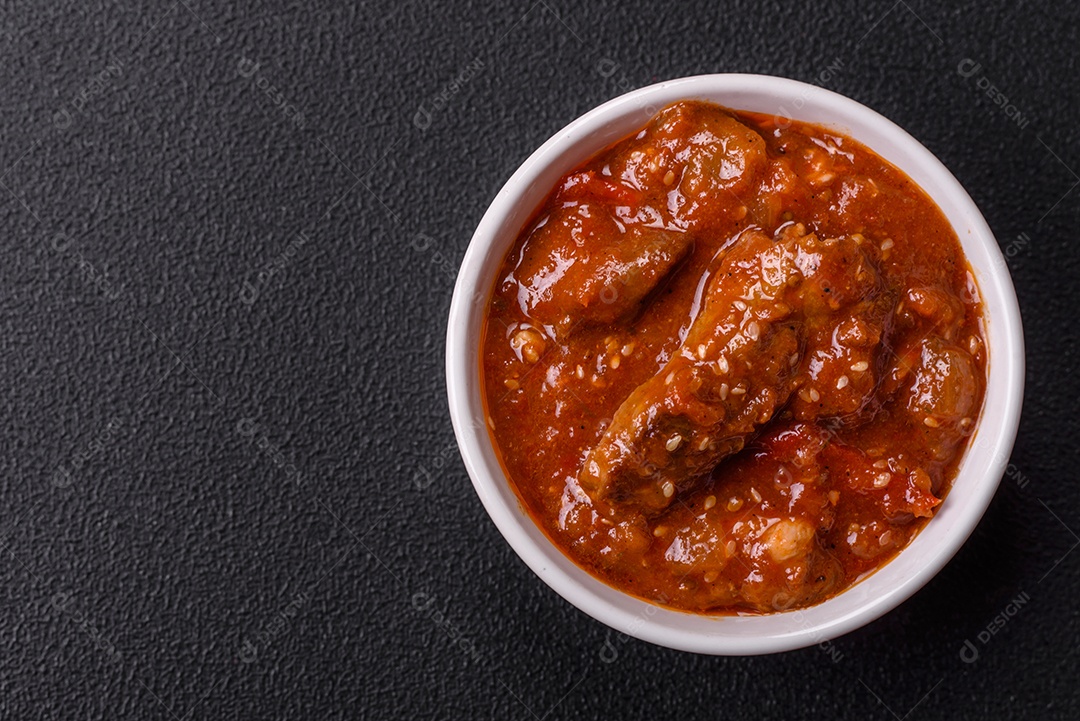 Camarão de cozinha asiática em molho de alho legumes sobre mesa concreto