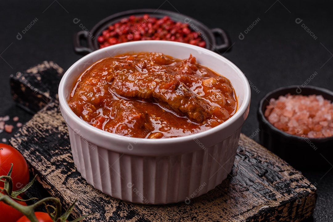 Camarão de cozinha asiática em molho de alho legumes sobre mesa concreto