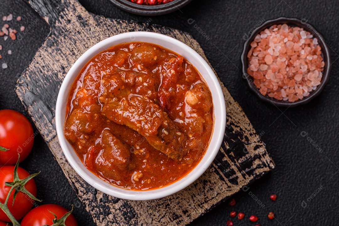 Camarão de cozinha asiática em molho de alho legumes sobre mesa concreto