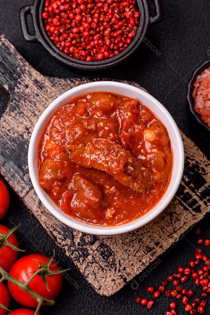 Camarão de cozinha asiática em molho de alho legumes sobre mesa concreto