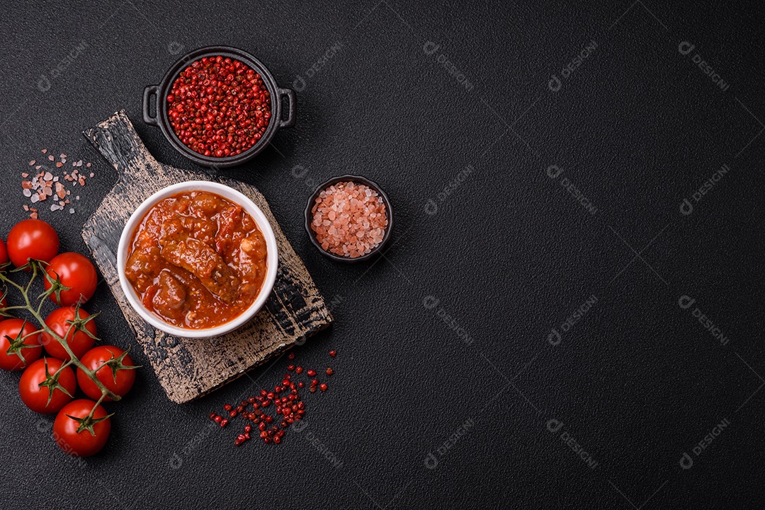 Camarão de cozinha asiática em molho de alho legumes sobre mesa concreto