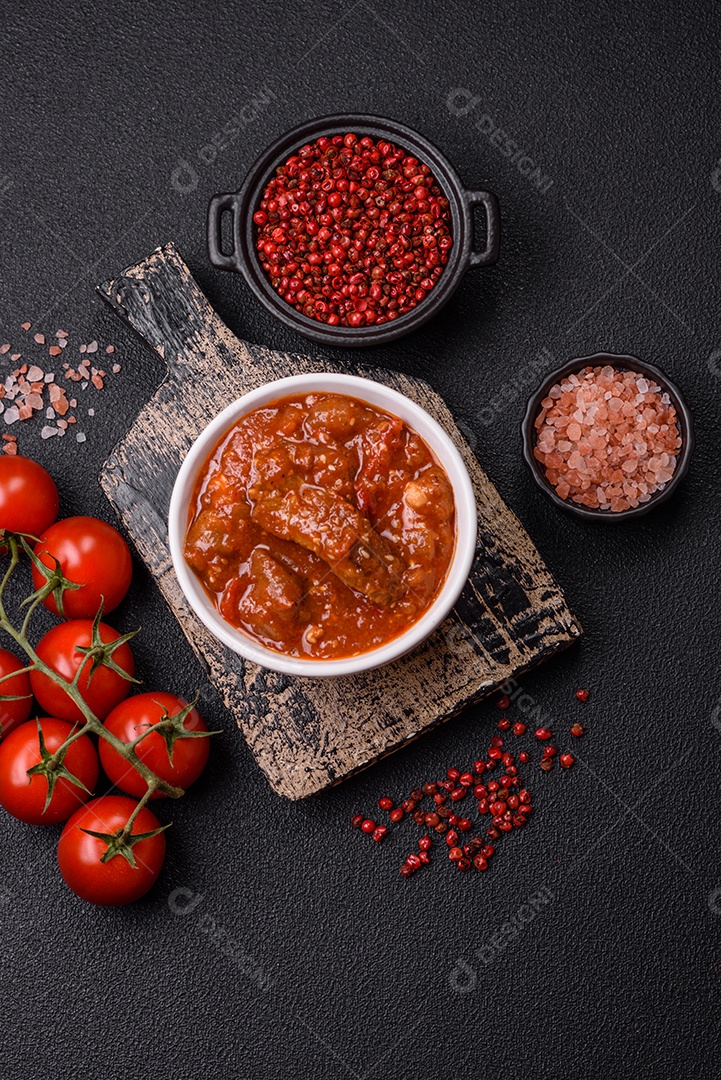 Camarão de cozinha asiática em molho de alho legumes sobre mesa concreto