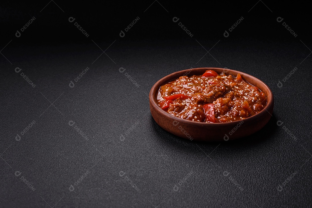 Camarão de cozinha asiática em molho de alho legumes sobre mesa concreto