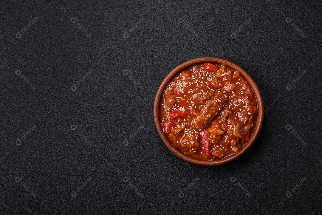 Camarão de cozinha asiática em molho de alho legumes sobre mesa concreto