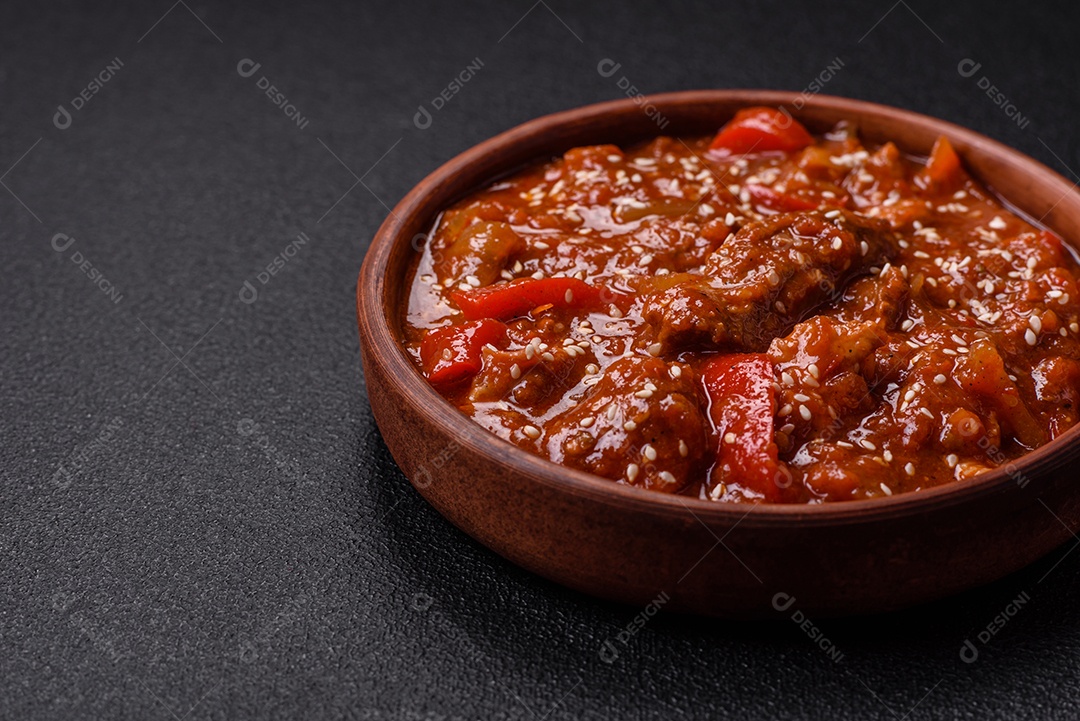 Camarão de cozinha asiática em molho de alho legumes sobre mesa concreto