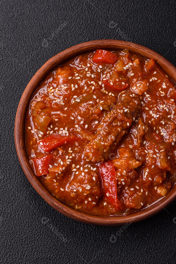 Camarão de cozinha asiática em molho de alho legumes sobre mesa concreto