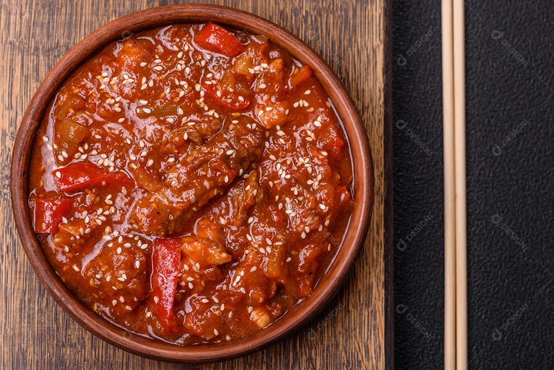 Camarão de cozinha asiática em molho de alho legumes sobre mesa concreto