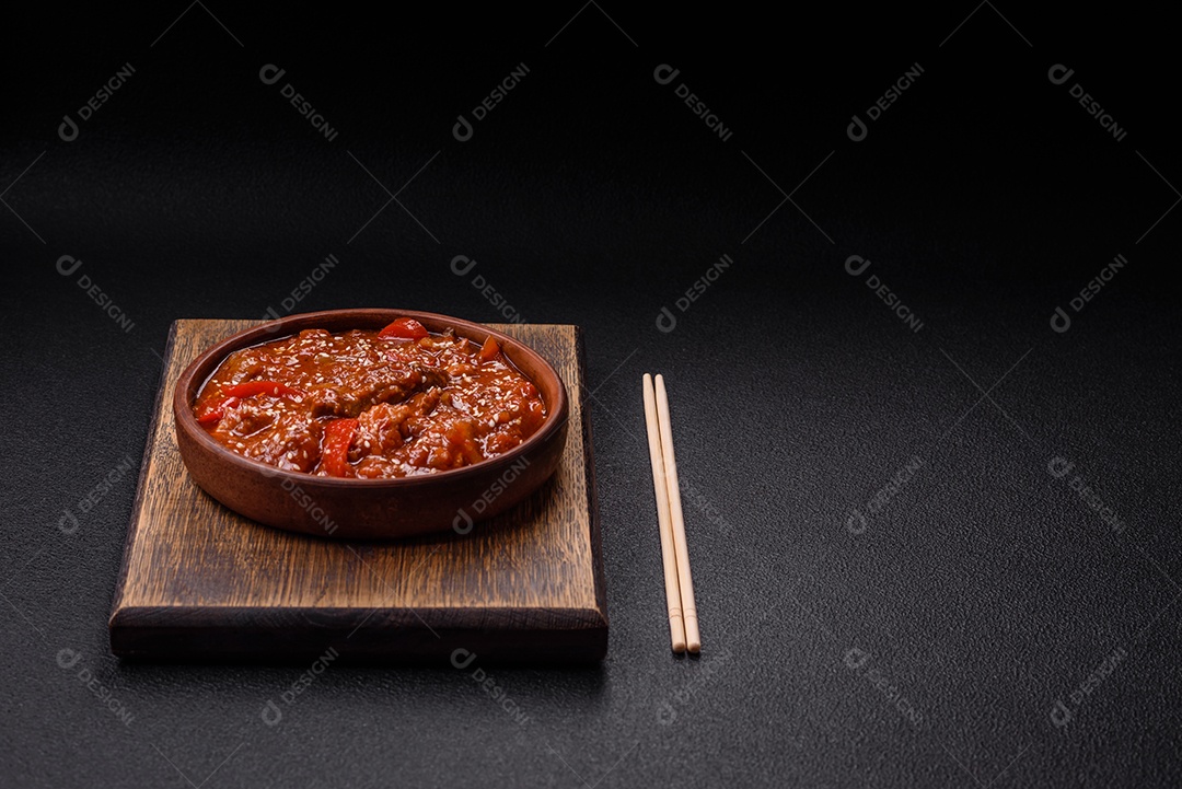 Camarão de cozinha asiática em molho de alho legumes sobre mesa concreto
