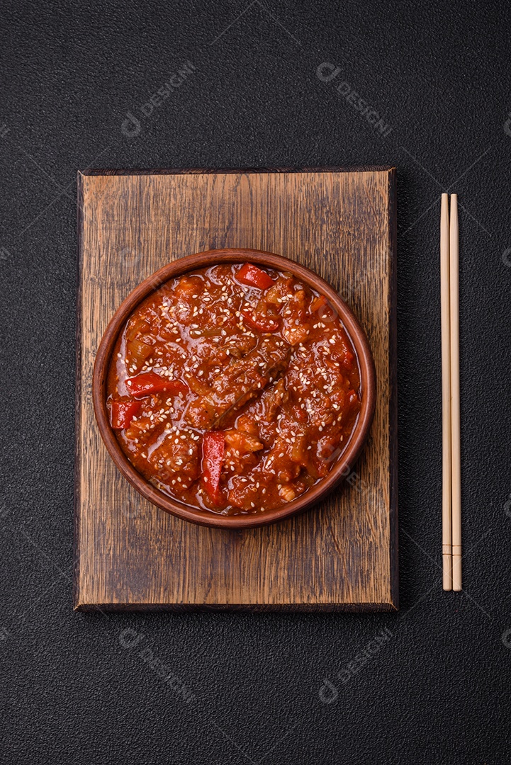 Camarão de cozinha asiática em molho de alho legumes sobre mesa concreto