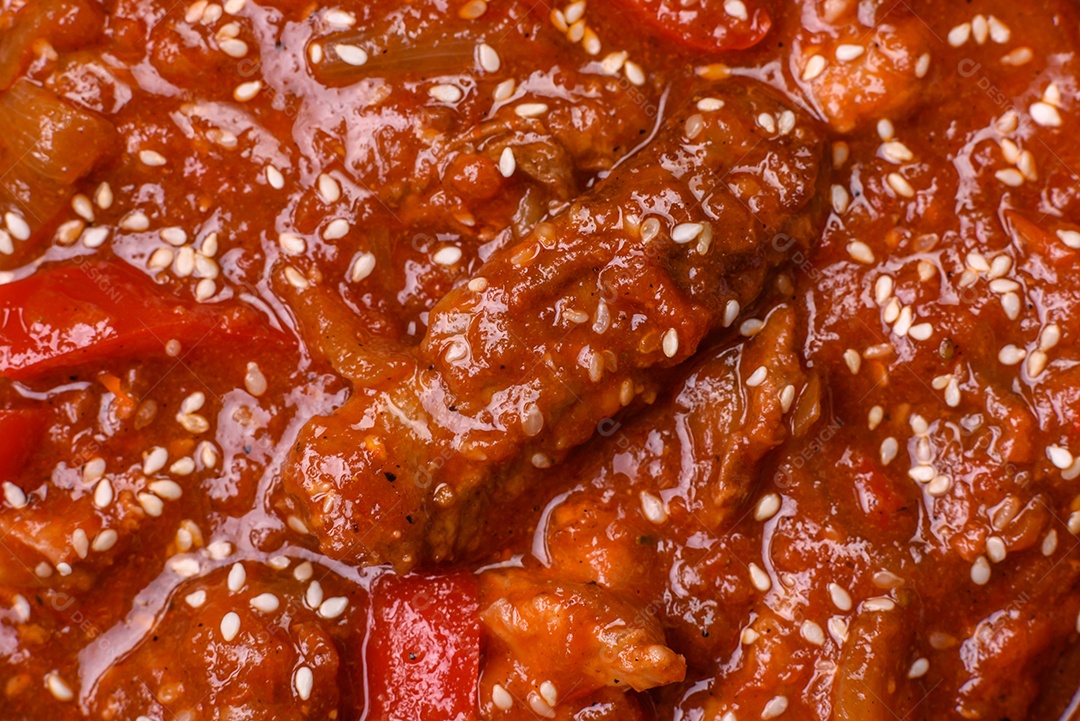 Camarão de cozinha asiática em molho de alho legumes sobre mesa concreto