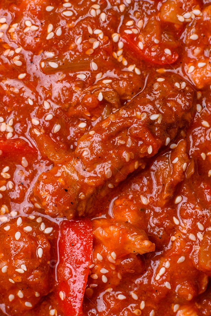 Camarão de cozinha asiática em molho de alho legumes sobre mesa concreto