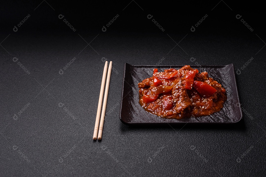 Camarão de cozinha asiática em molho de alho legumes sobre mesa concreto