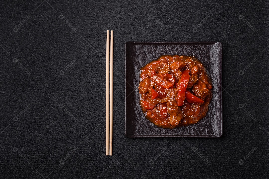 Camarão de cozinha asiática em molho de alho legumes sobre mesa concreto