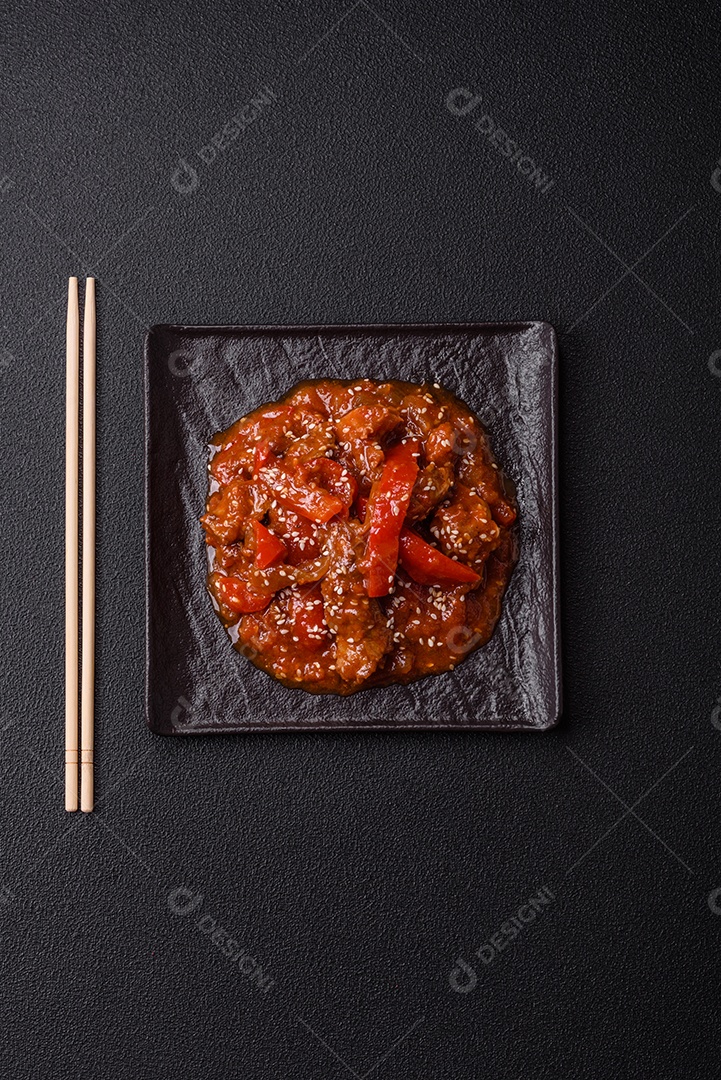 Camarão de cozinha asiática em molho de alho legumes sobre mesa concreto
