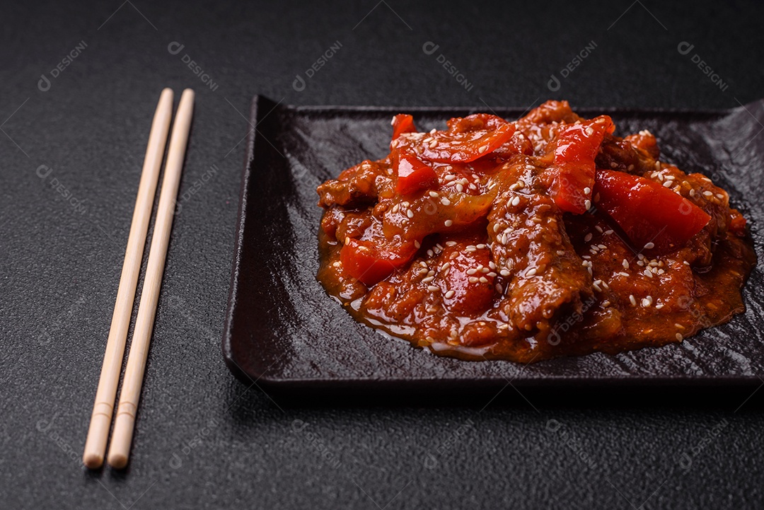 Camarão de cozinha asiática em molho de alho legumes sobre mesa concreto