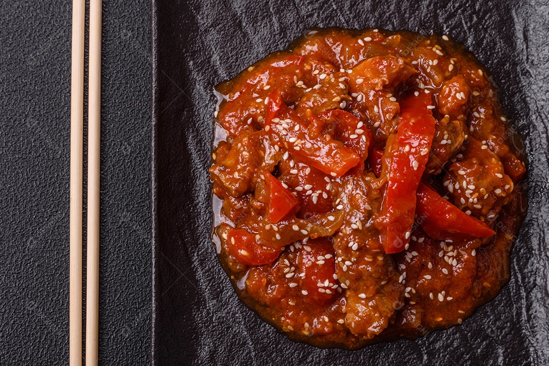 Camarão de cozinha asiática em molho de alho legumes sobre mesa concreto
