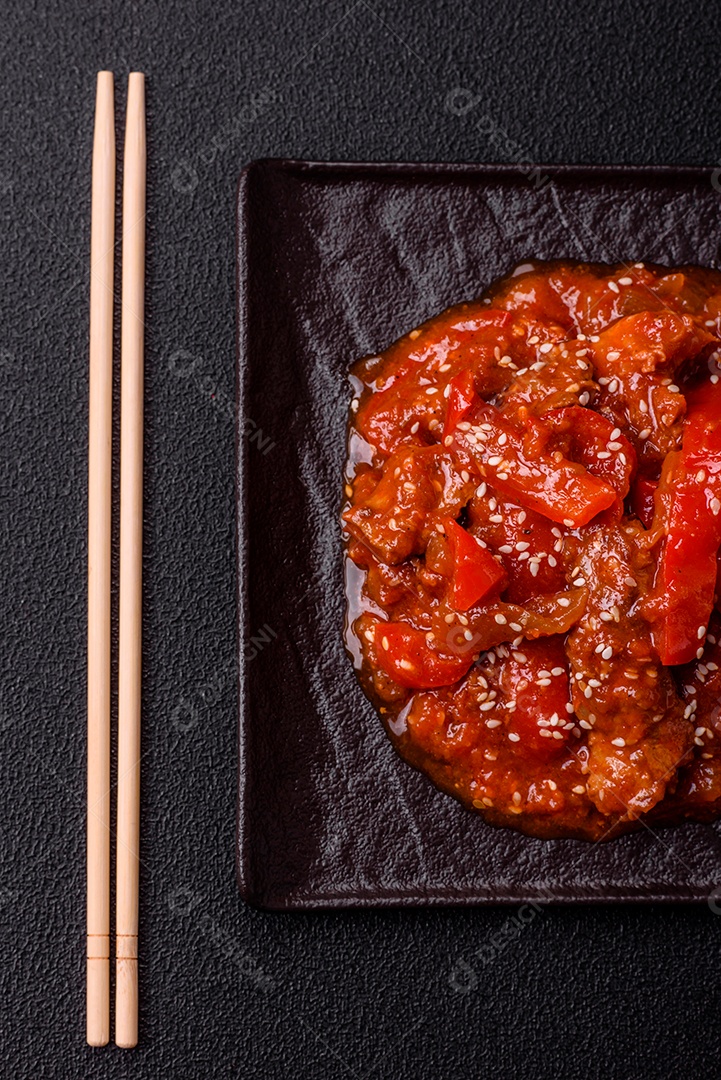Camarão de cozinha asiática em molho de alho legumes sobre mesa concreto