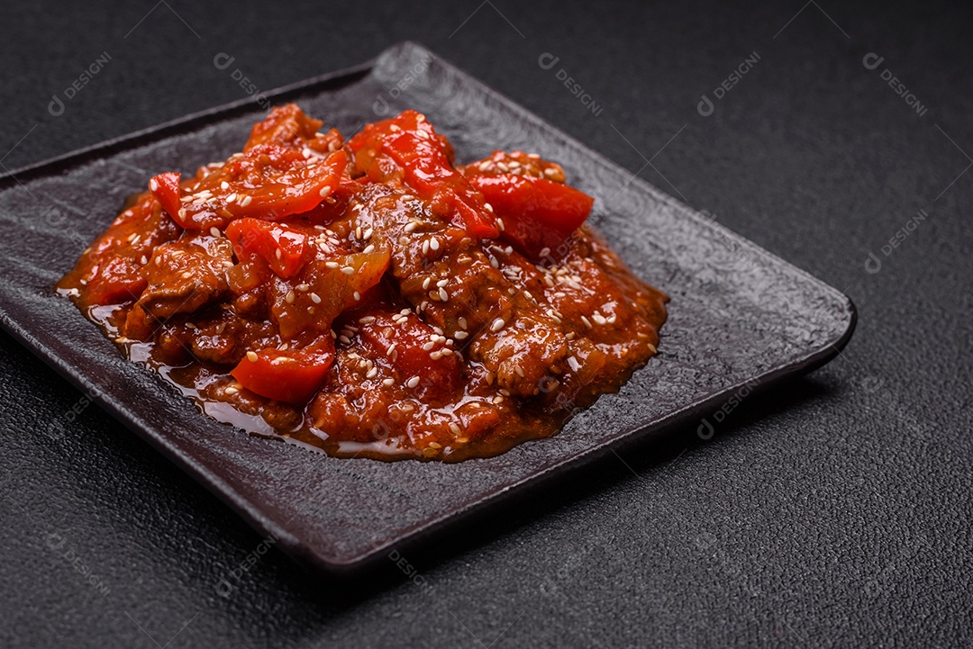 Camarão de cozinha asiática em molho de alho legumes sobre mesa concreto