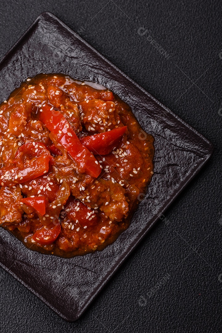 Camarão de cozinha asiática em molho de alho legumes sobre mesa concreto