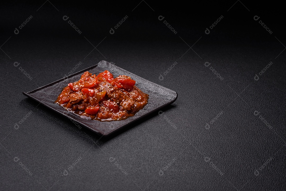 Camarão de cozinha asiática em molho de alho legumes sobre mesa concreto