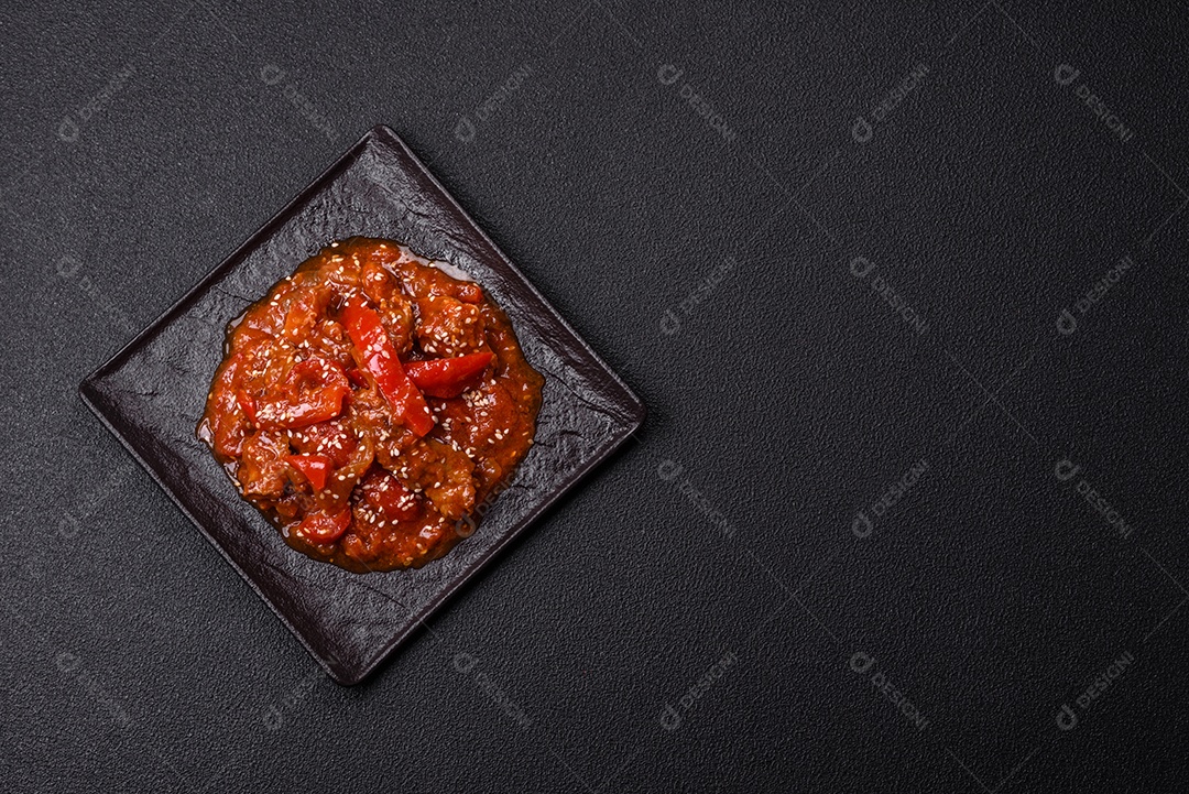 Camarão de cozinha asiática em molho de alho legumes sobre mesa concreto