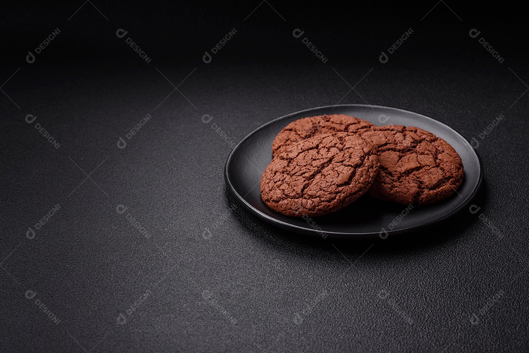 Biscoitos assados e saborosos doces redondos e crocantes com gotas de chocolate
