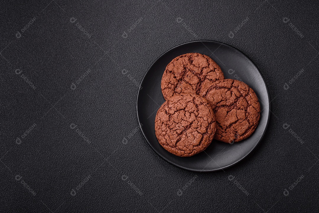 Biscoitos assados e saborosos doces redondos e crocantes com gotas de chocolate