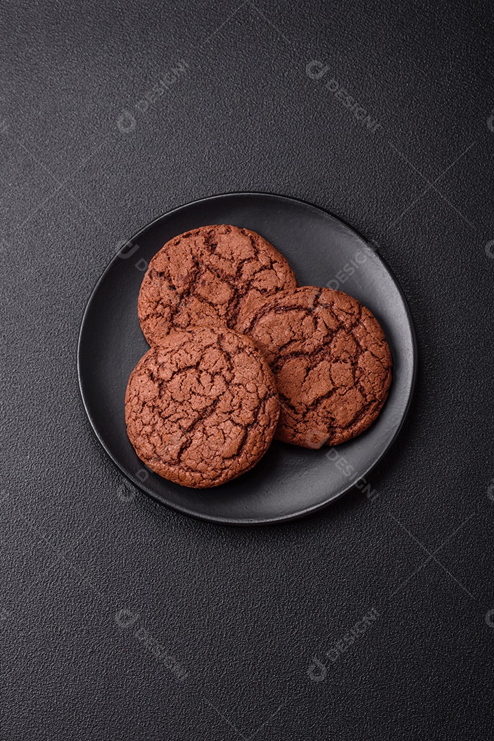 Biscoitos assados e saborosos doces redondos e crocantes com gotas de chocolate