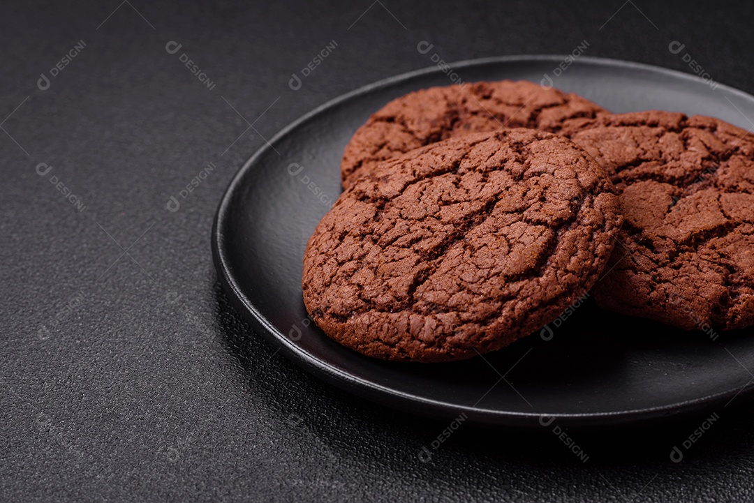 Biscoitos assados e saborosos doces redondos e crocantes com gotas de chocolate