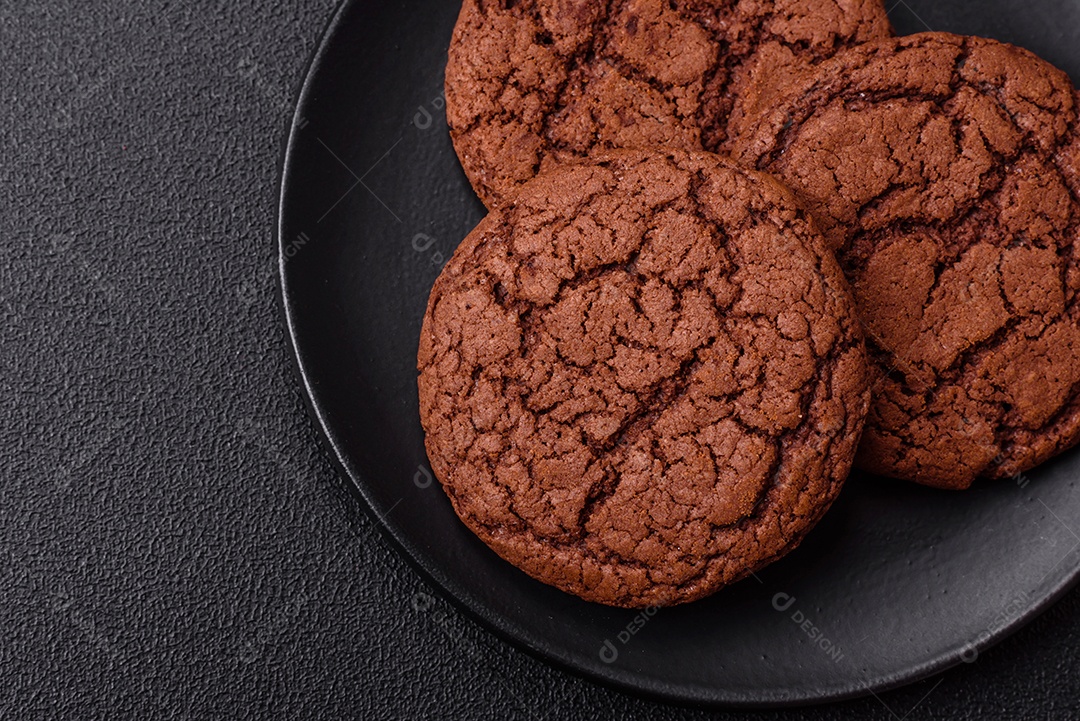 Biscoitos assados e saborosos doces redondos e crocantes com gotas de chocolate
