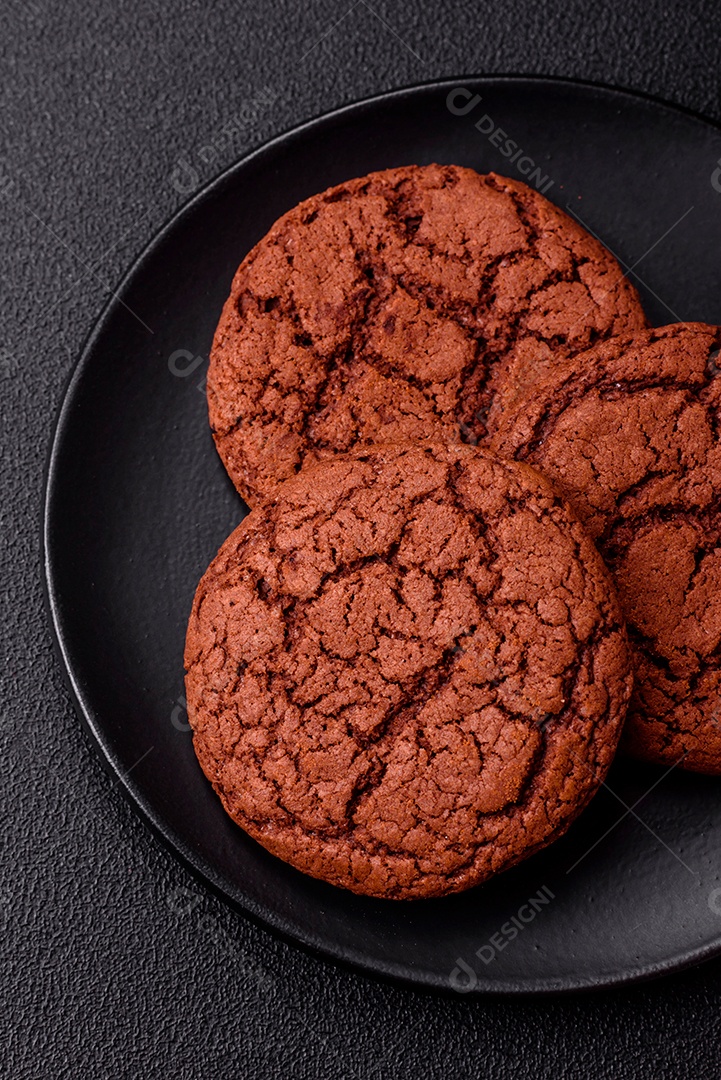 Biscoitos assados e saborosos doces redondos e crocantes com gotas de chocolate