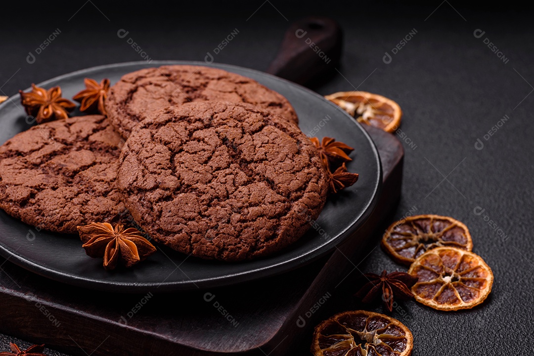 Biscoitos assados e saborosos doces redondos e crocantes com gotas de chocolate