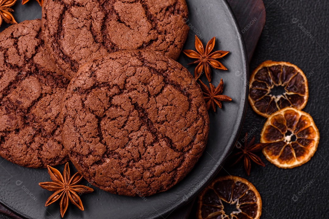 Biscoitos assados e saborosos doces redondos e crocantes com gotas de chocolate