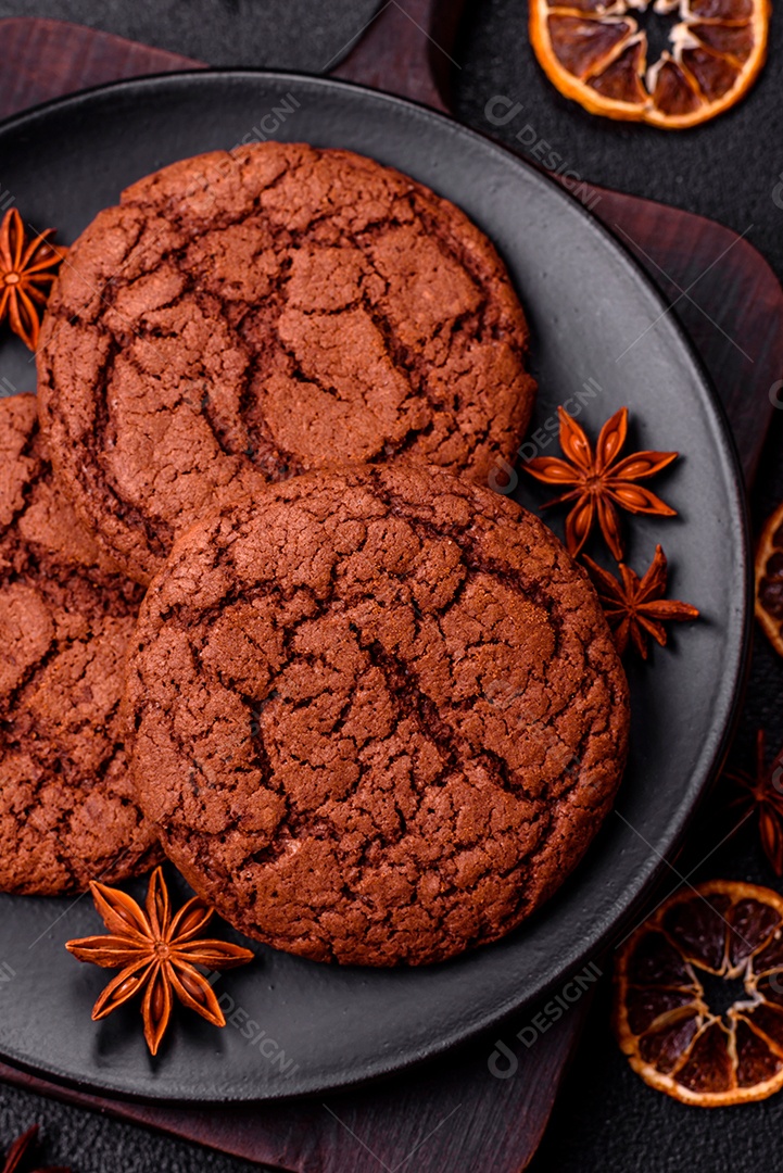 Biscoitos assados e saborosos doces redondos e crocantes com gotas de chocolate