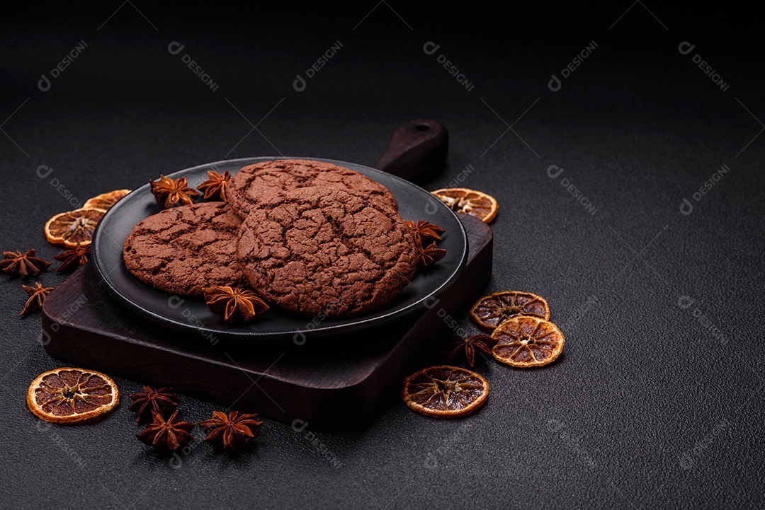 Biscoitos assados e saborosos doces redondos e crocantes com gotas de chocolate