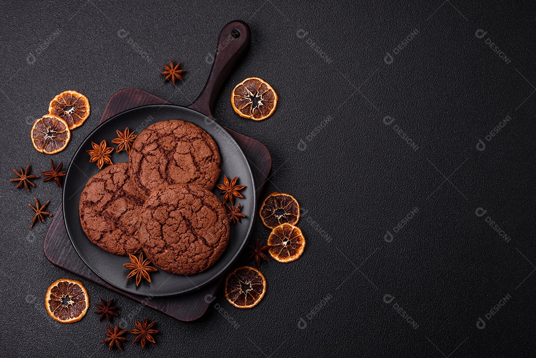 Biscoitos assados e saborosos doces redondos e crocantes com gotas de chocolate